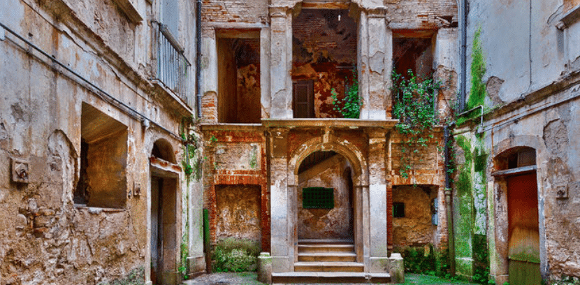 picture of italian courtyard and ruins of a house