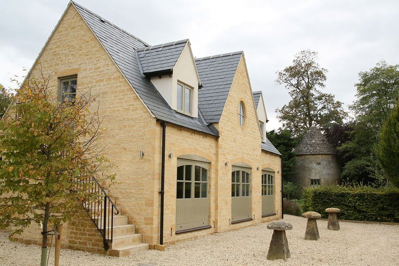 Coach House - Get Our Complete Guide With Pros & Cons