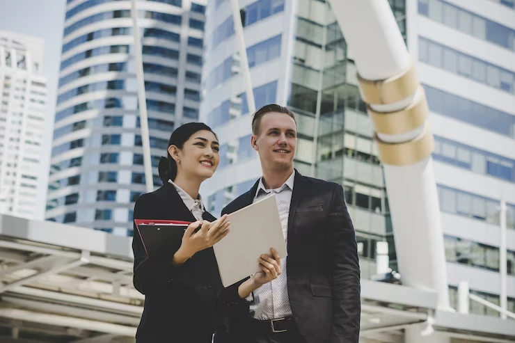 Real estate advisor presenting Dubai investment fixer upper property strategy and market analysis